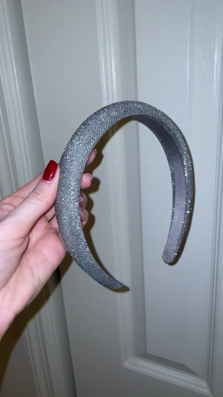 Sparkly silver headband, perfect for your holiday outfits! It’s super sparkly in person, the video does not do it Justice! Sparkles are incorporated into the material so no messy glitter or anything to catch on your hair 
.
Holiday party outfit 

#LTKHoliday #LTKparties #LTKfindsunder50