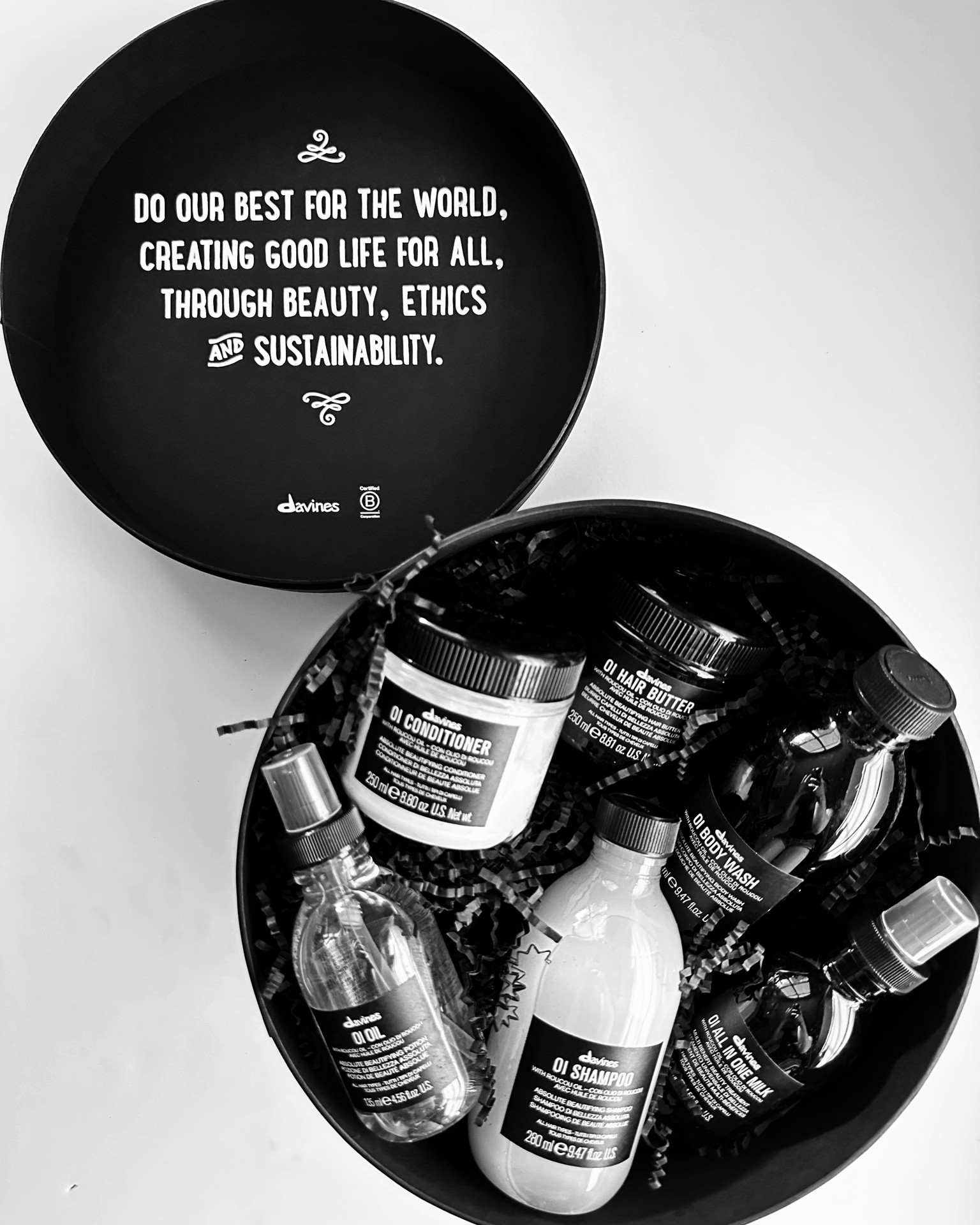 {#beautytalk} #mailday from @davinesofficial 🥰😍 can you guess my favorite line? the OI! 🤗 the OI line is infused roucou oil which leaves my hair feeling soft & it has helped w my scalp issues too 💯 

the scalp journey has been a long one for me but here are some things i learned along the way that helped my hair & scalp: 

🧴 i use a hair towel! 
🧴 i don’t use hot water to wash my hair 🙅🏻‍♀️
🧴 i use a pre wash treatment/oil on the scalp and ends prior to washing my hair
🧴 i only use conditioner on mid length to the ends 
🧴 i rotate shampoos and sometimes double rinse 
🧴 i avoid any heat to the scalp or anything that would dry it out 
🧴 i use a clarifying shampoo to clean the scalp once a week
🧴 i use a hair oil post hair wash

🚿 i just purchased a filtered shower head so i’m excited to see the benefits of that! 

// #gifted shop this post via link in bio ✌️ {01.22.25}

🙏  thank you for shopping my links!

.
.
.
.
.
.
#texasblogger #austinblogger #atxblogger #beautyblogger #haircare #davines #sustainablebeauty #hairessentials #scalpissues #scalpcare #davines 

#LTKOver40 #LTKBeauty