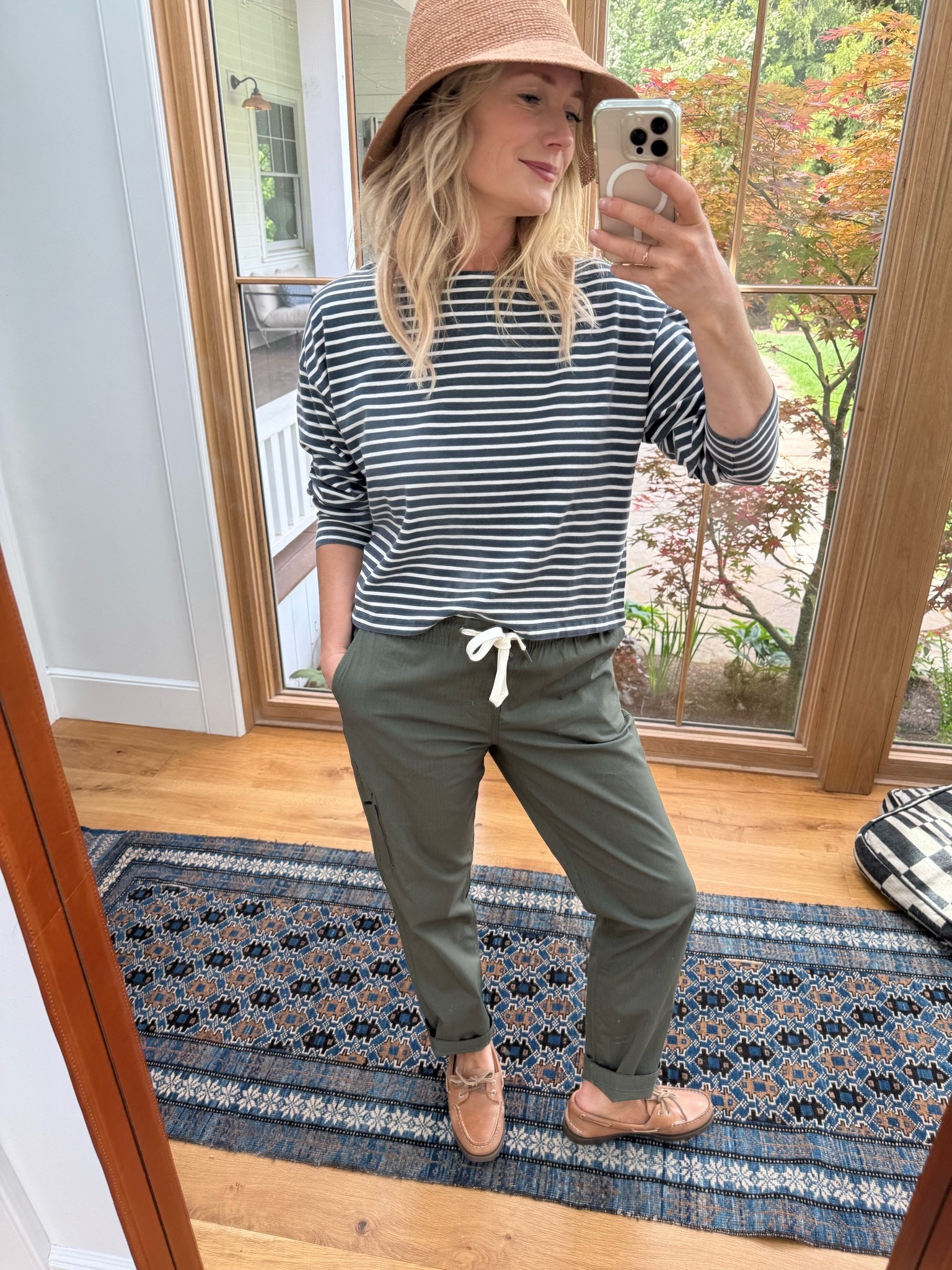 Monday outfit… these pants are goood. Held up great in the wash! Wearing a small!
