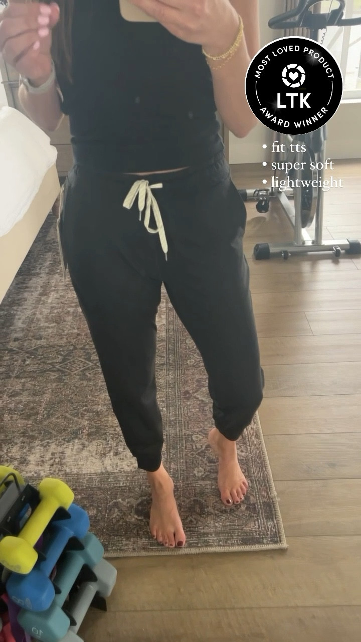 Vuori Performance Jogger
Now I know why these are an LTK most loved product!
So soft, lightweight, and fit true to size. I will be living in these joggers. I'm wearing a small. 

#LTKstyletip #LTKfitness #LTKover40