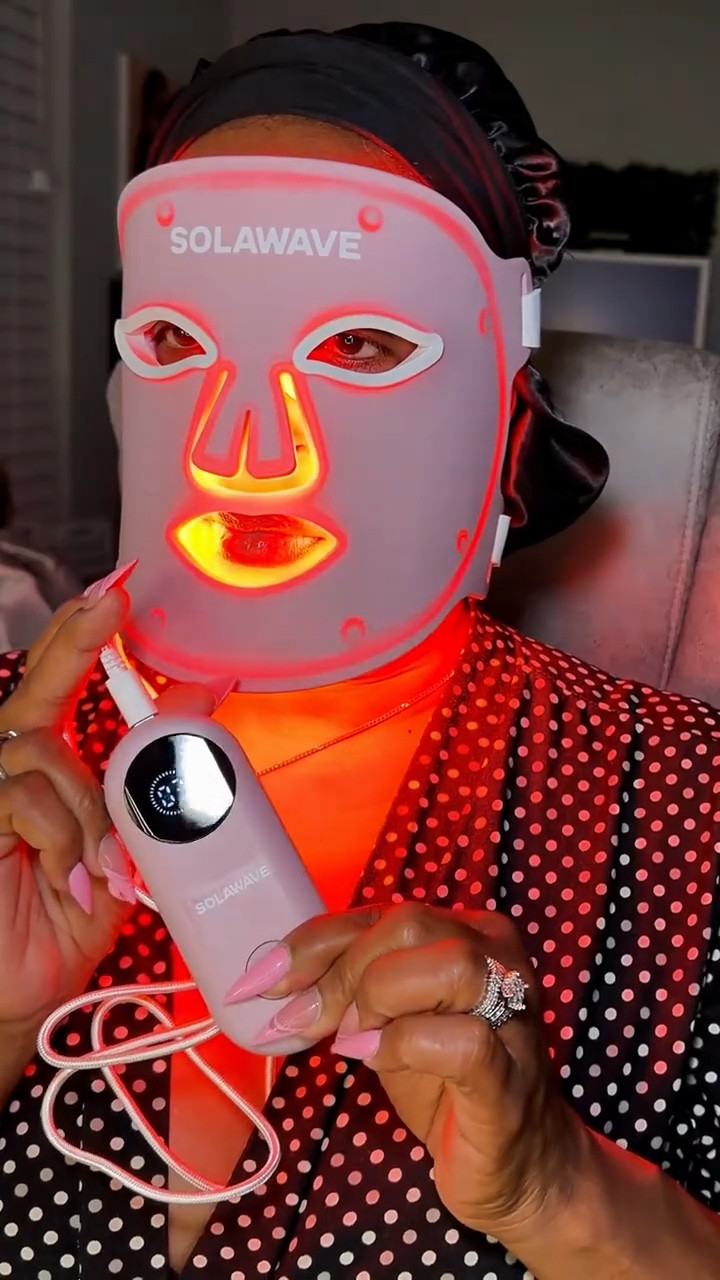 This is what 3 minutes of peace actually looks like 😮‍💨💡 My skin AND my nervous system said thank you 💁🏽‍♀️✨

 #LEDFaceMask #Skincare #SkincareOver40 #selfcare @solawave #LEDMask #RedLightTherapy #SkinCareRoutine #BeautyTech #GlowingSkin

#LTKMothersDay #LTKBeauty #LTKselfcare