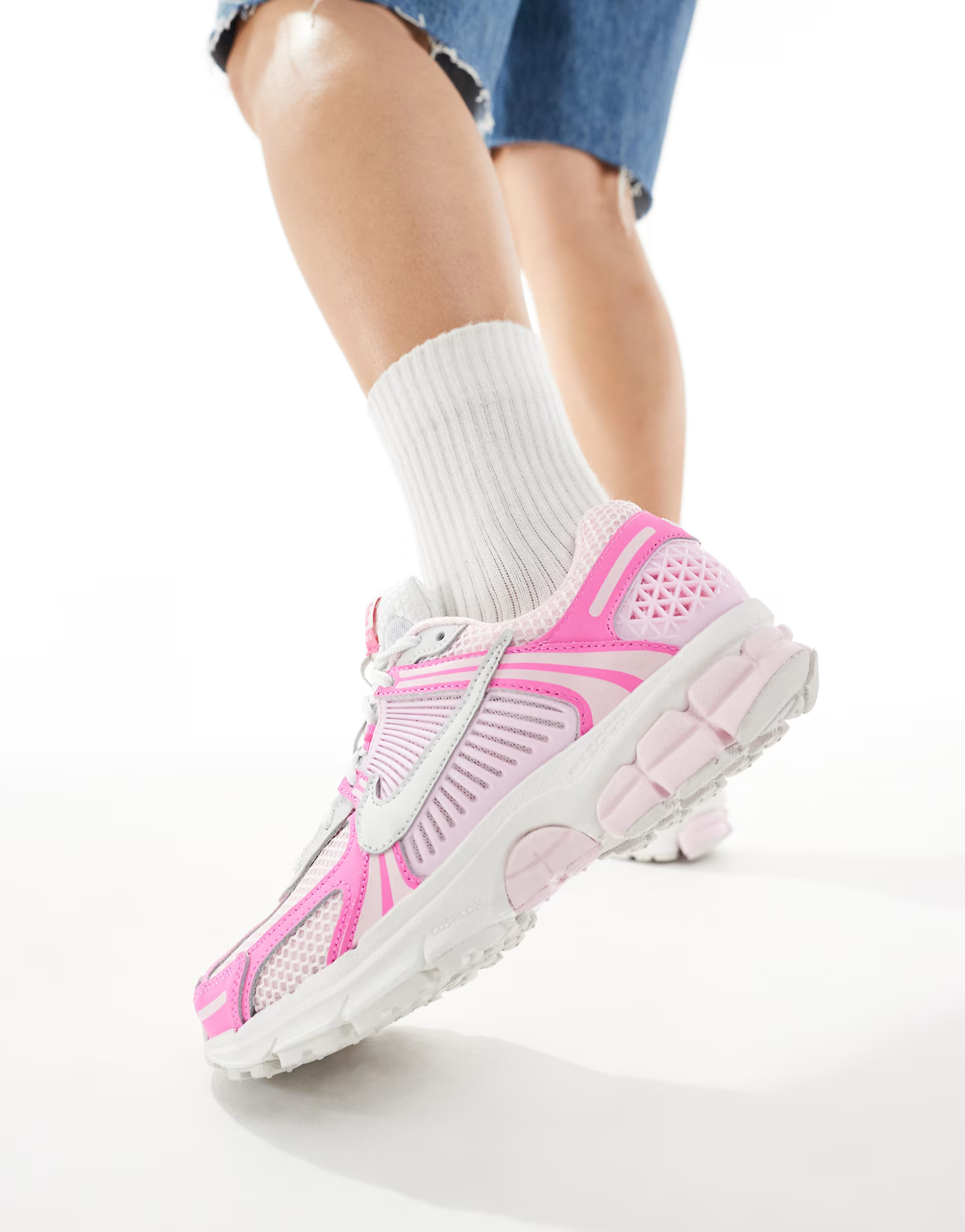 Nike Zoom Vomero 5 sneakers in white & pink | ASOS (Global)