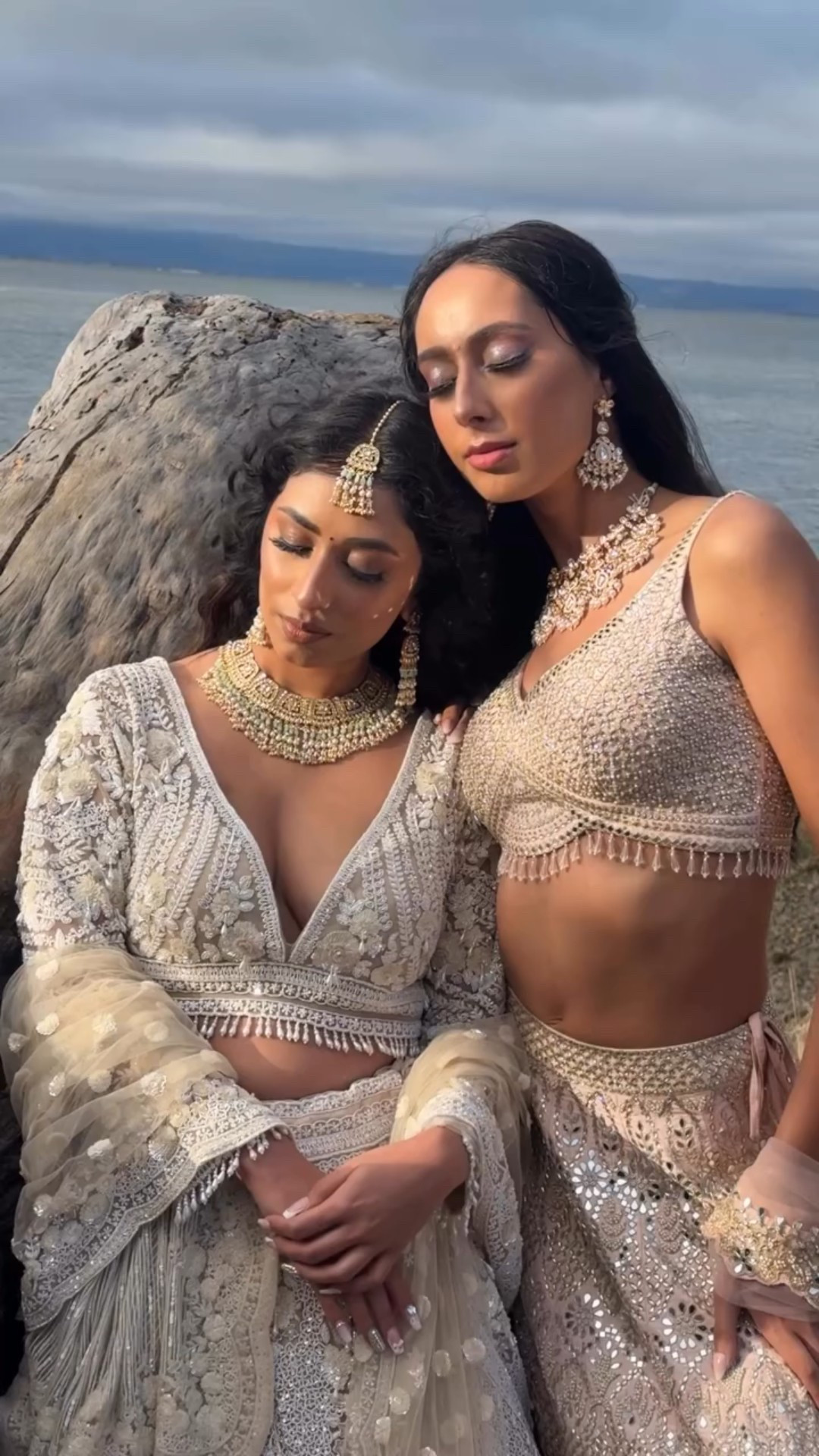 Golden Hour💕

Makeup and hair @ruchi_makeup_artist @makeupbyaakanksha_ 
In frame @tashxkaur @supreetthiara 
Outfit @frontierheritage 
Shot by @treasure_behind_jays_lens 
•

#makeuplook  #makeup #makeupartist #makeupideas #hairstyles #hairinspo #sandiegomua #eyemakeup #trending #makeuplook  #sandiegomakeupartist #nofoundation #california #makeuptransformation #bayareamakeupartist  #sfmakeupartist #californiamakeupartist 
#partymakeup #softglam  #nudelook #bridalmakeup #bride #californiawedding #engagementshoot #weddingmakeup #bridalmakeup #bridalmakeupartists #lamakeupartist #lamua #partymakeup #italywedding #europewedding #destinationmakeupartist