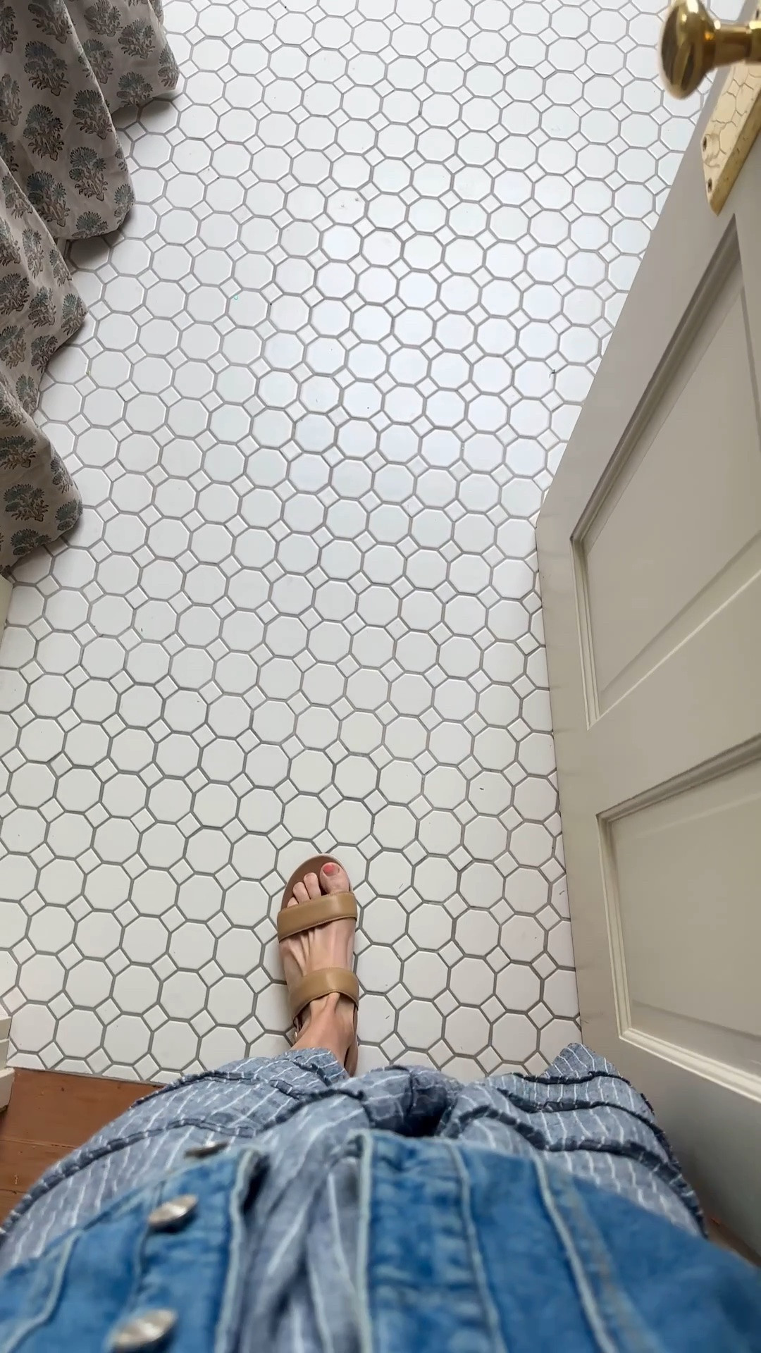 The Hill House hall bath floors

Door + wall color: FB Off White
Grout color: smoke grey
Hardware: unlaquered brass

#LTKHome
