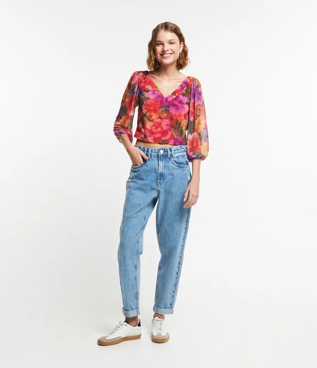 Calça Mom em Jeans com Bolsos e Puídos Azul | Renner (BR)