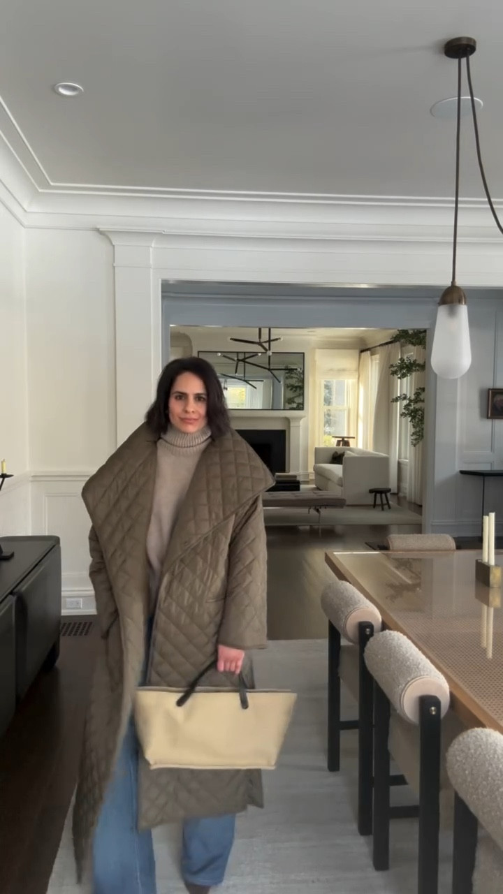 Chic but practical is the winning strategy if you’re heading to a Super Bowl party with your kids, amirite? 🏈 It’s still insanely frigid in the Northeast, so I paired a warm, chunky sweater with soft denim that has some give to it. Bottomline: On Game Day, the fit needs to be cute but also comfy enough for me to enjoy my nachos, pizza, & pigs in a blanket in peace.✌️🍕😋 Comment “Fit” if you’d like any links. 🔗