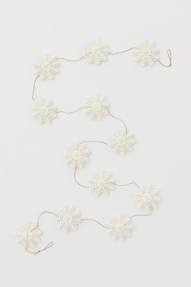 Garland with a jute cord and snowflake-shaped decorations in Forest Stewardship Council certified... | H&M (US + CA)