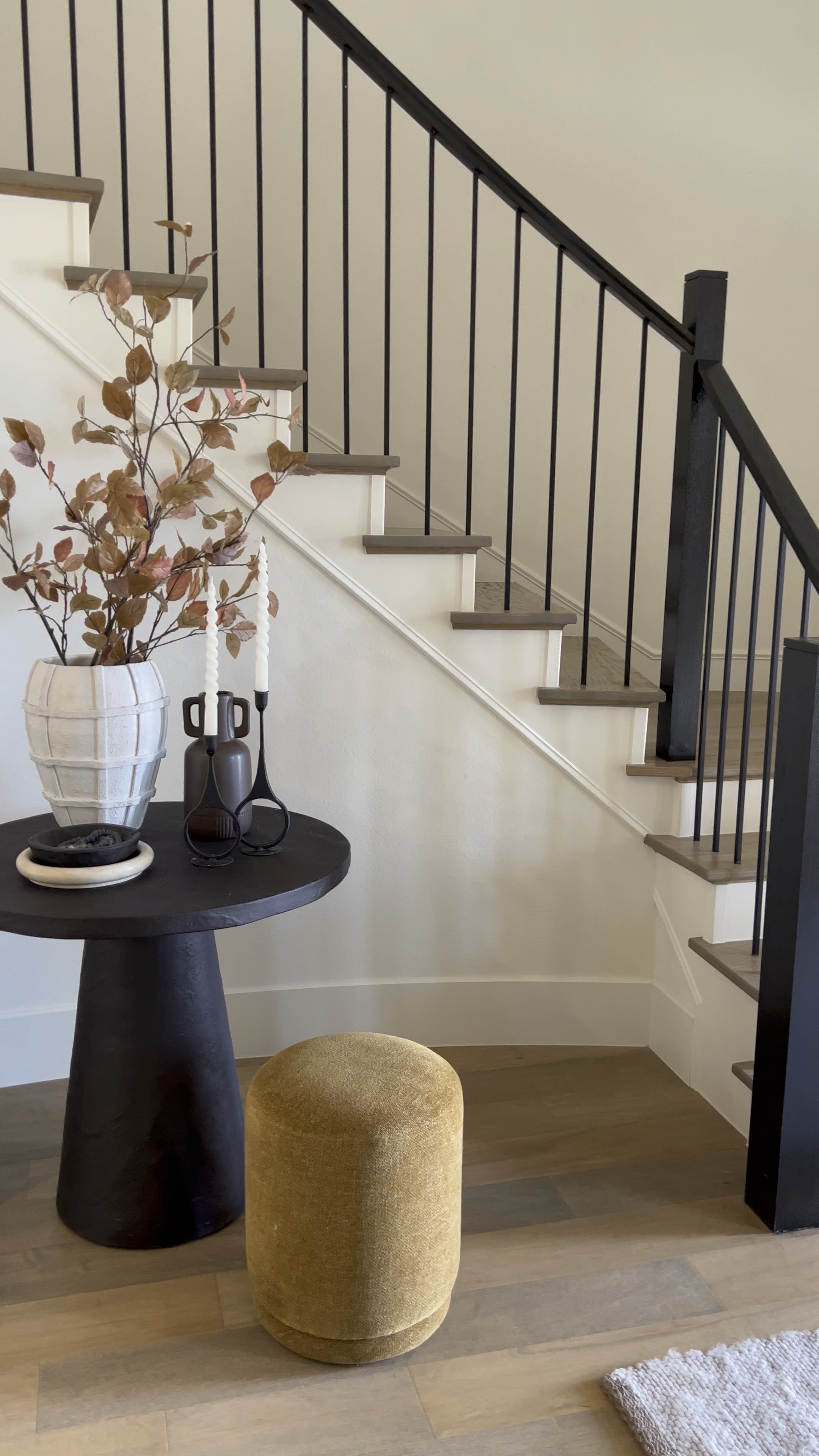 Fall Entryway Styling - Look #3
#fallhomedecor #entryway #whitevase

#LTKhome