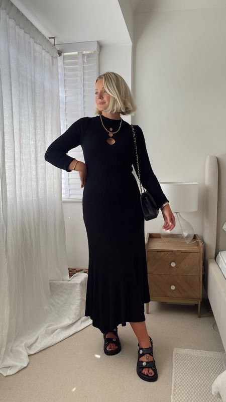 A knitted midi dress is an autumn wardrobe must have! A really versatile piece to dress up or down! This is such a gorgeous ribbed feminine shape with a flowy bottom. I’m wearing a size S. from Oasis. Ad Code LB15 will give you an additional 15% discount!