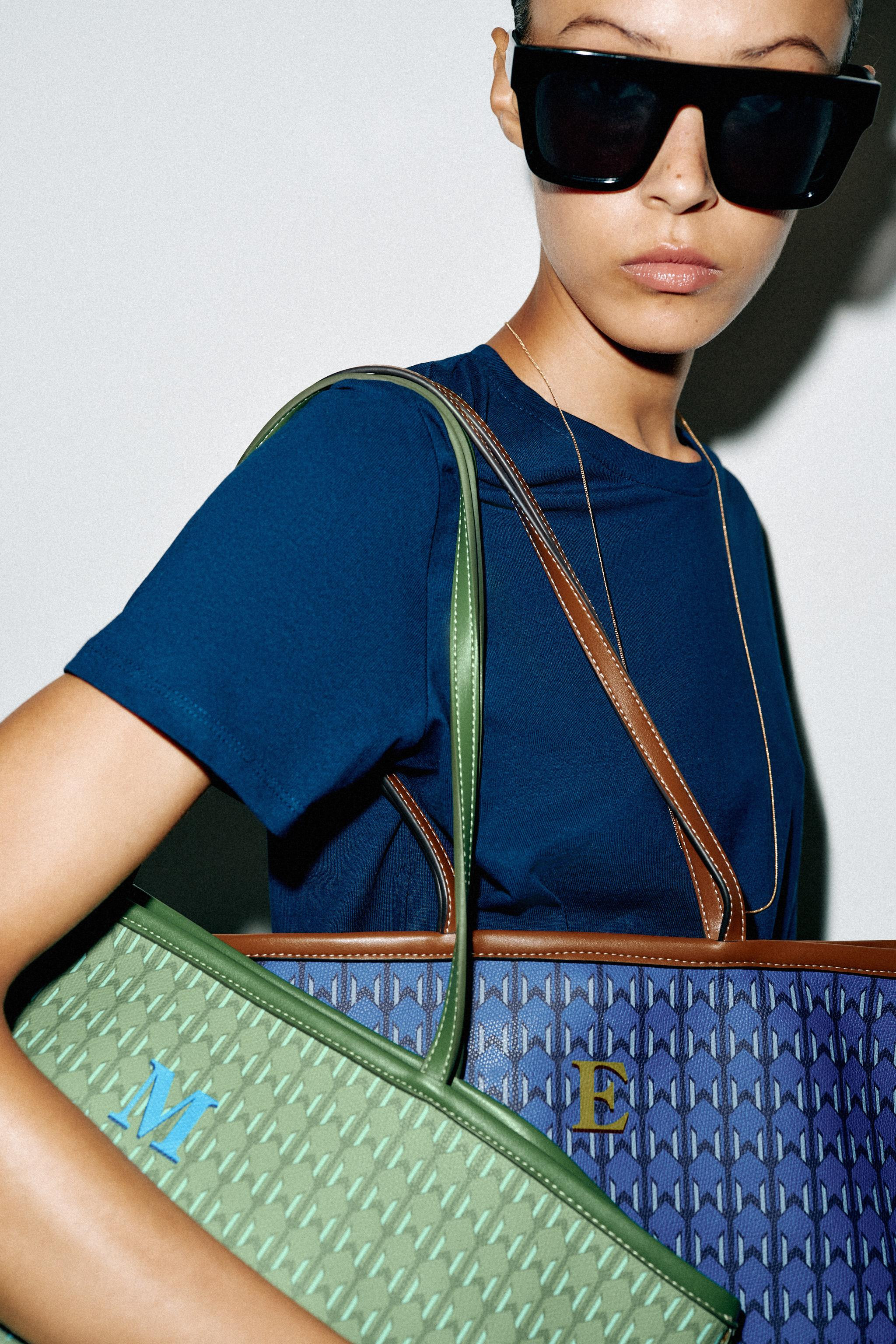Shopper shoulder bag with a printed body. Features mixed material details and contrasting topstit... | Zara US
