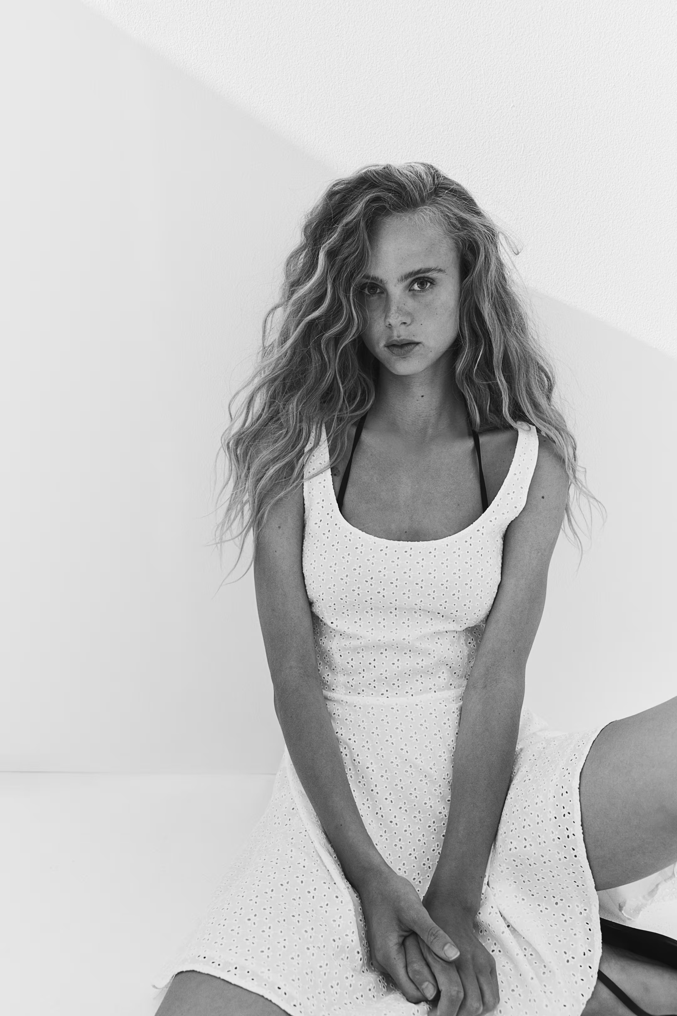 Kleid mit Broderie Anglaise - Tiefer Ausschnitt - Ärmellos - Weiß - Ladies | H&M AT | H&M (DE, AT, CH, NL, FI)