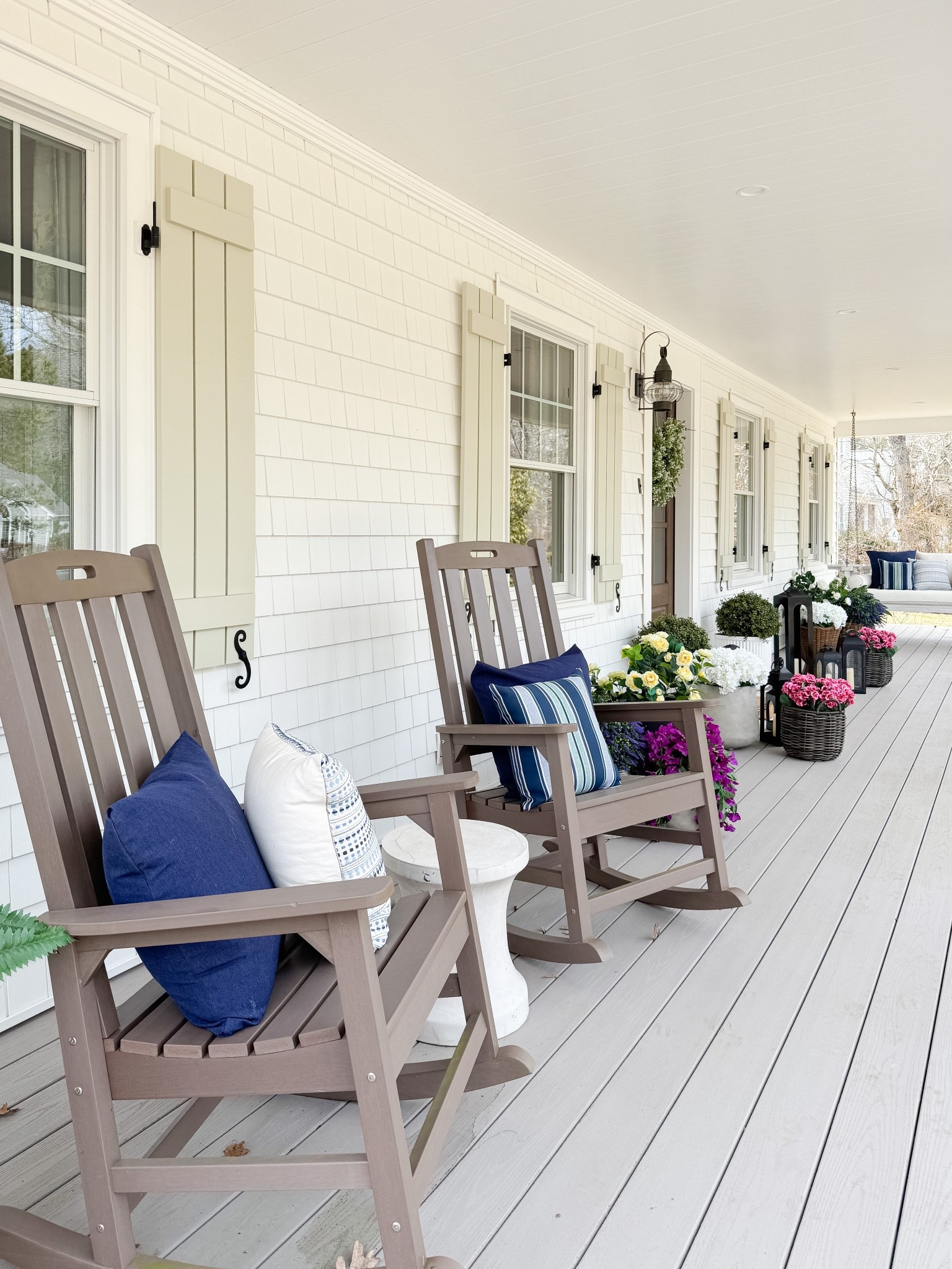 Spring Front Porch

Home  home decor  home favorites  spring front porch  spring home decor  seasonal decor  wreath  planters  area rug  coastal home

#LTKSeasonal #LTKHome