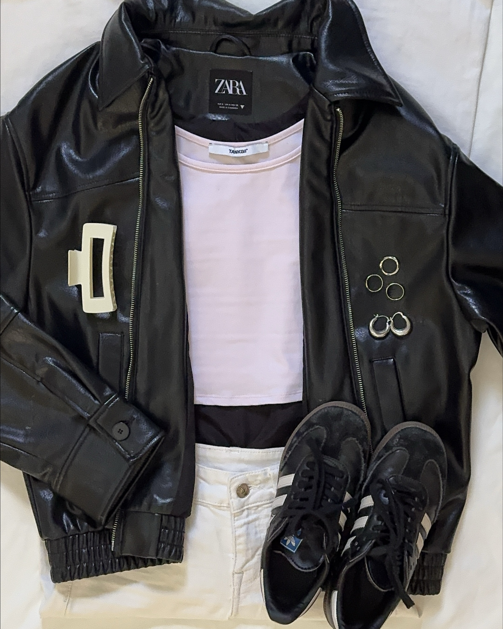 So mysterious 
Jacket- Zara 
Hair clip - https://s.click.aliexpress.com/e/_oEEfBIJ
Earrings - https://s.click.aliexpress.com/e/_oFst8Ab
Top - tank air 