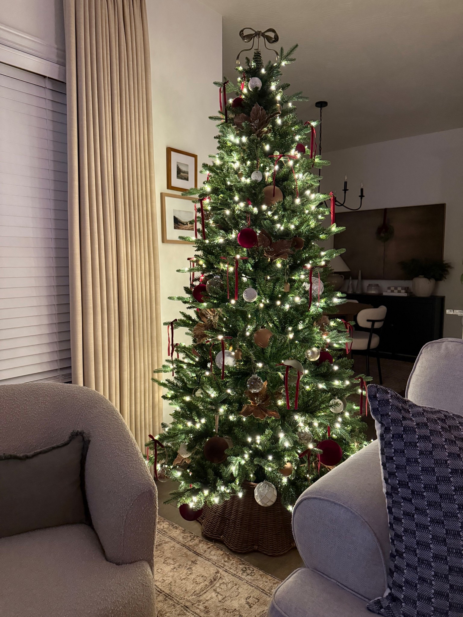 The way the Christmas tree glows 🤩🎄

#LTKHome #LTKHoliday