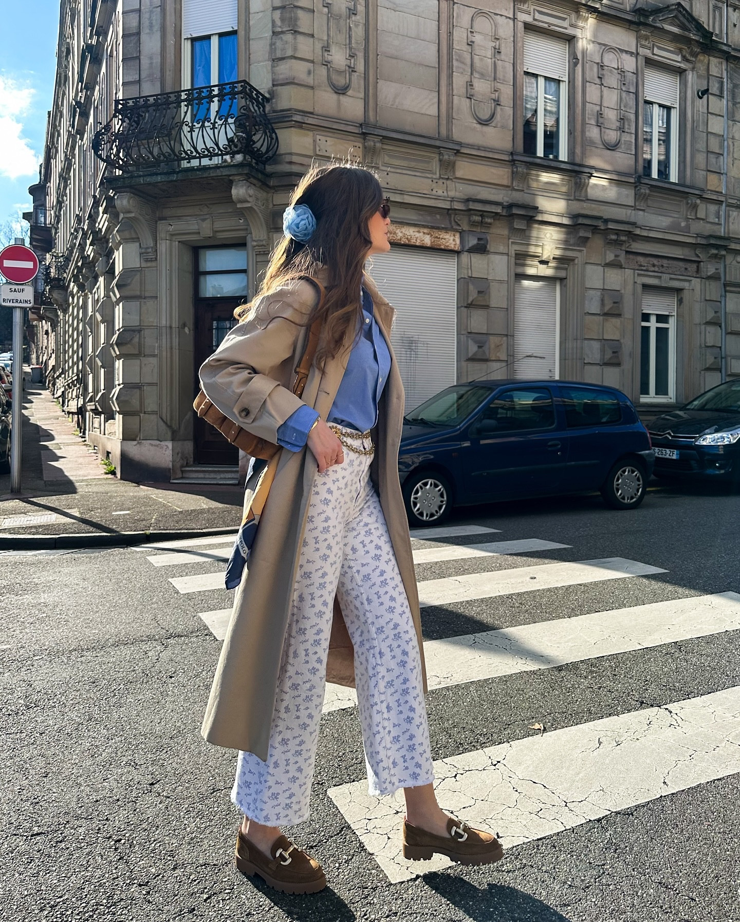 Flower printed pants ? Yes please 🥹🪻
J’ai profité de la douceur du week-end dernier pour ressortir un petit jeans à fleurs et le trench 🧥 quel bonheur cet aperçu du printemps 🪻🌞
•
•
•
•
#springoutfitideas #springoutfitinspo #spring2025 #parisianstyle #frenchgirlstyle #effortlesslychic #everydayoutfitideas #casualchicstyle #trenchcoatstyle