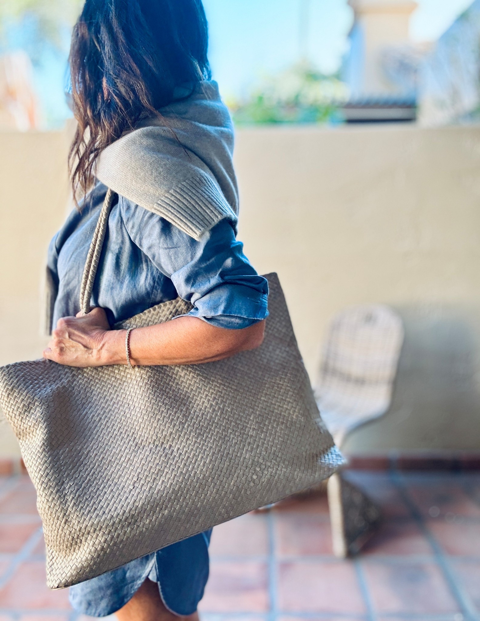 Easy linen shirt dresses are a classic way to look put together but still very comfortable and breathable. Add a cashmere layer if it gets chilly  and a big carry all tote - all from @Quince  so you know the quality and price will be amazing!! 
#quincepartner 

#LTKmomlife #LTKTravel #LTKOver40