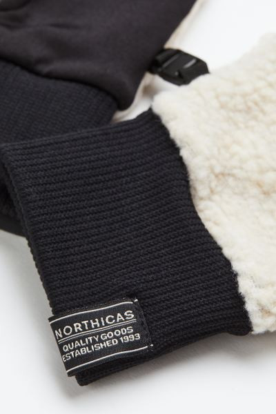 Teddy smartphone gloves | H&M (UK, MY, IN, SG, PH, TW, HK)