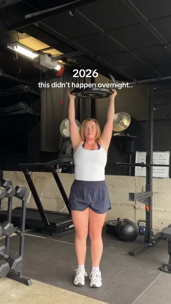 Midsize Gym Outfit 💙🤍👟 Size 10 | M\L | 5’3” 

#LTKMidsize #LTKfitnessgoals #LTKActive