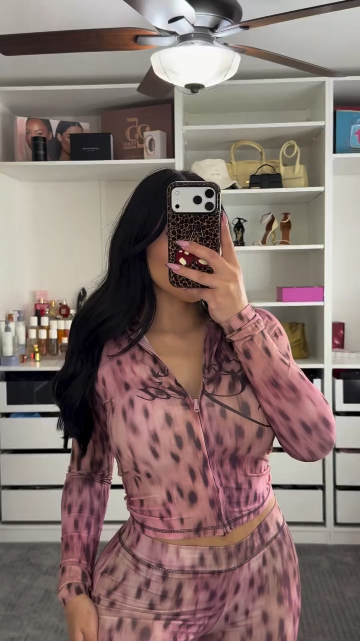 @iamgia 💕 

#iamgia #tracksuit #twopieceset #y2kfashion

#LTKU #LTKSaleAlert #LTKootd