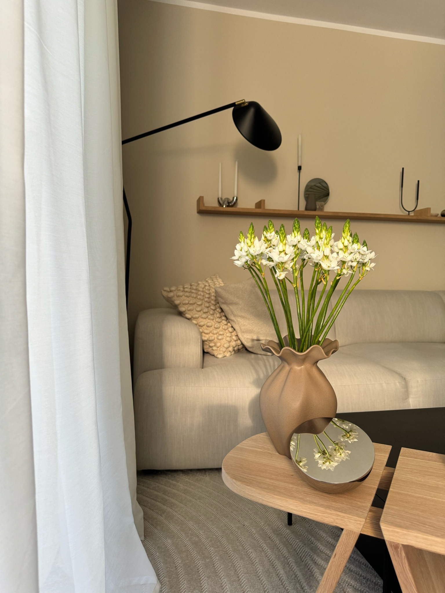 Liebe meine neue Vase 🫶🏼


Flowervase Wohnzimmer livingroom Sofa Design dekoration decor spiegel kissen interior minimal design wandregal shelf Beistelltisch coffeetable sidetable Vases 

#LTKhome #LTKdeutschland #LTKeurope