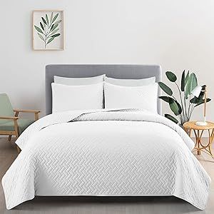 Amazon Brand - Pinzon Lightweight Microfiber Coverlet Bedding Set with Quilt Stitched Pattern, Ki... | Amazon (US)