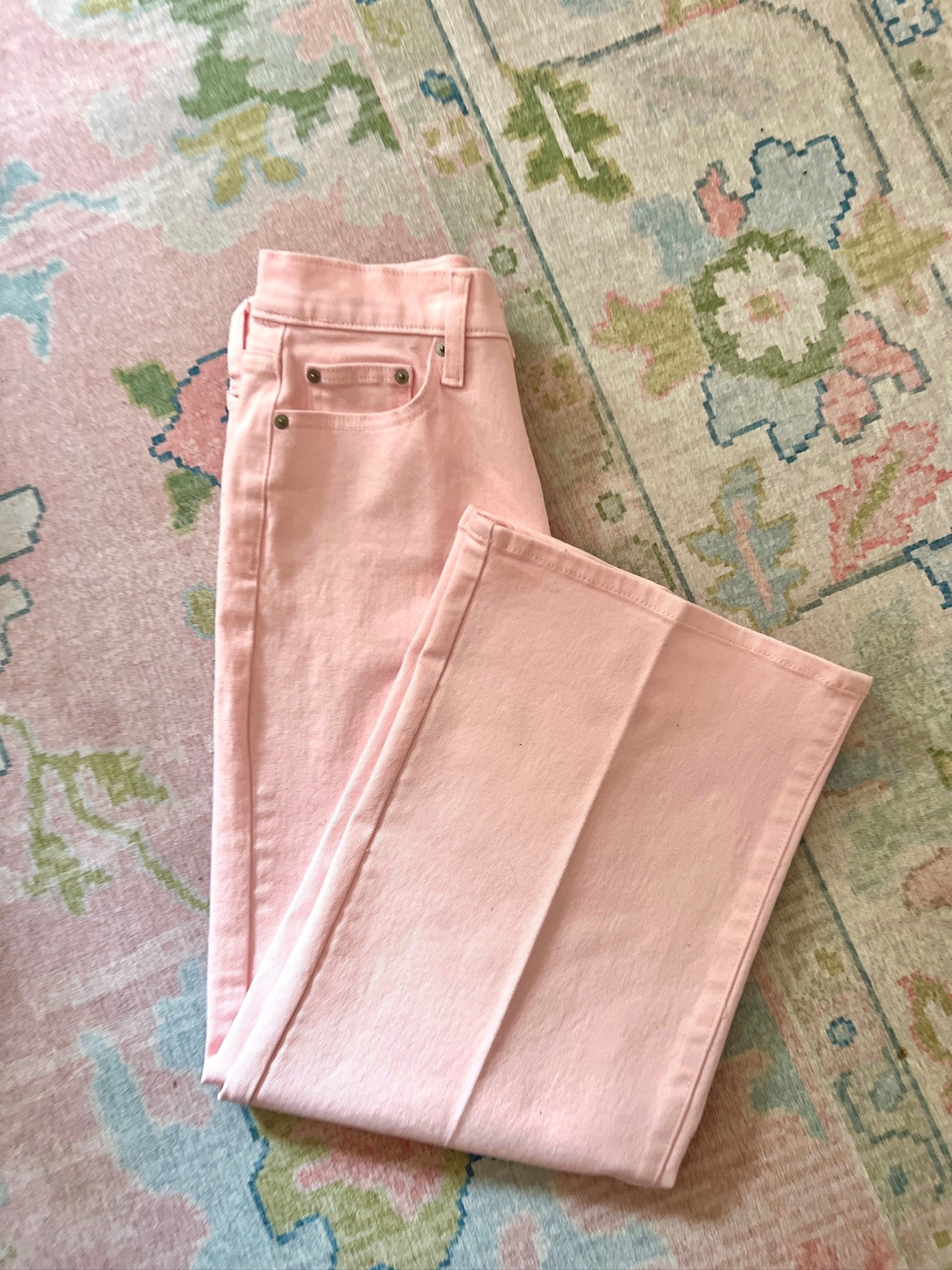 Under $30 pink jeans!! Runs true to size. Don’t wait to check out!!!