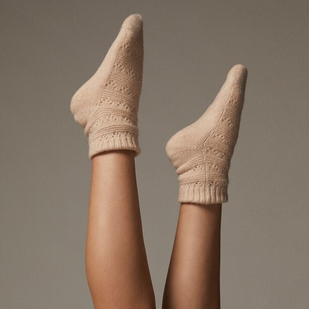 POINTELLE LOW-RISE READING SOCKS™, BLUSH | Indigo (CA)