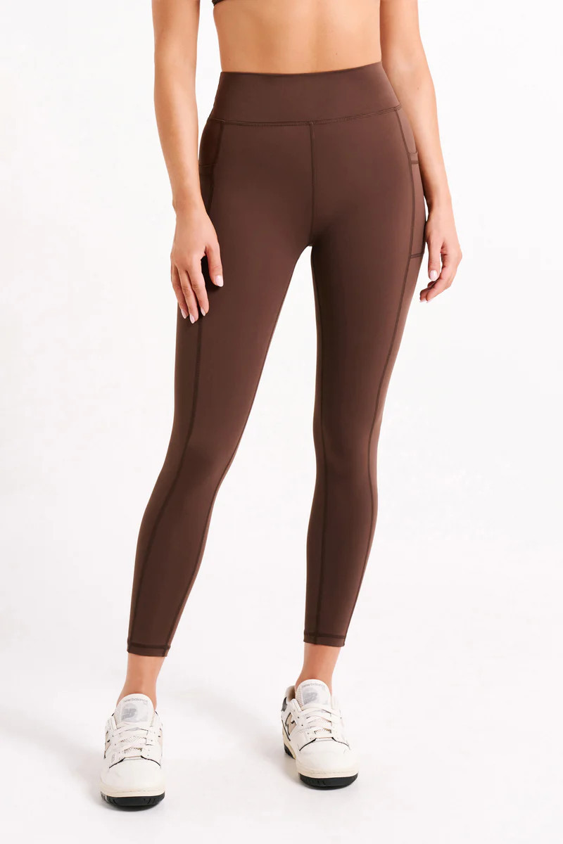 Briar V Back Leggings With Pockets - Dark Chocolate | MESHKI US