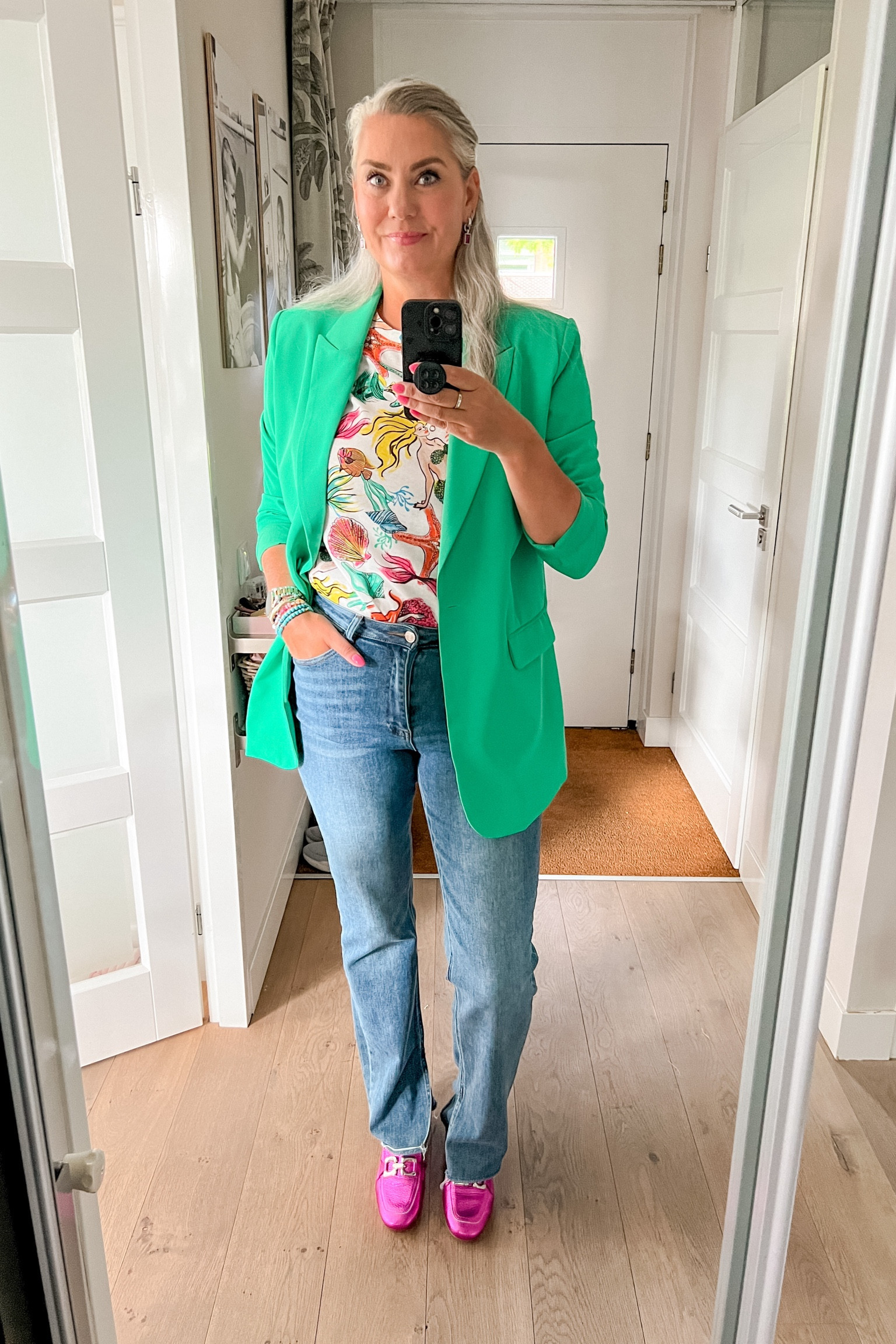 Ootd - Monday. Printed t-shirt (Zara, current), paired with a green oversized blazer (Sisters Point), straight jeans with slits (Josh V) and hot pink metallic loafers (Emilio Sarto).



#LTKnederlands #LTKworkwear #LTKeurope