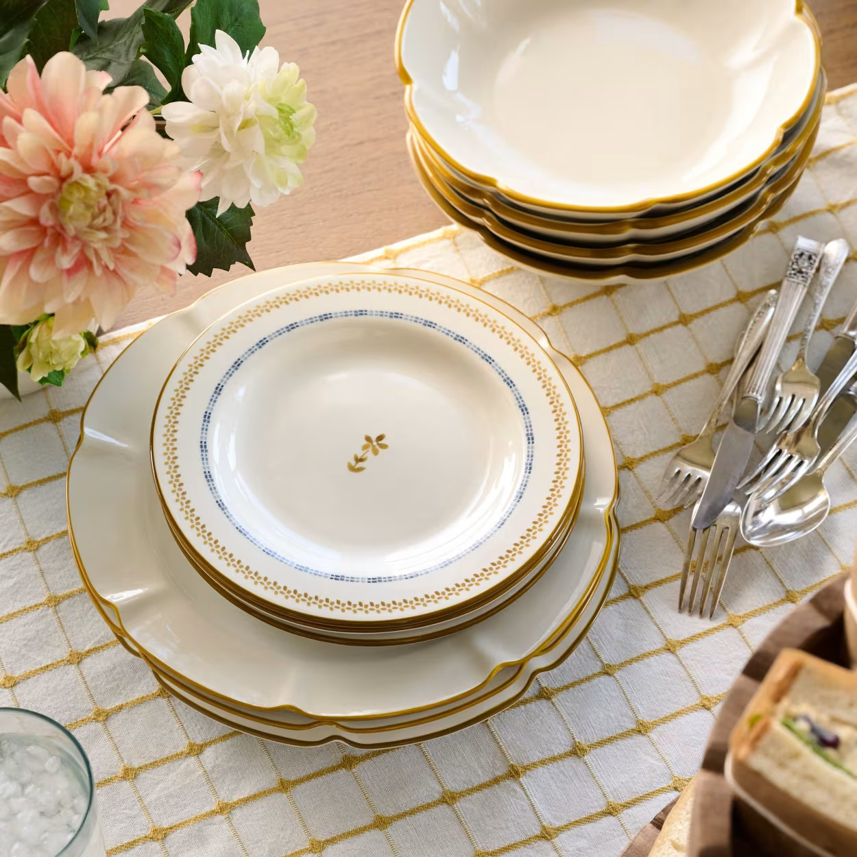 Luna Scalloped Plate | Magnolia