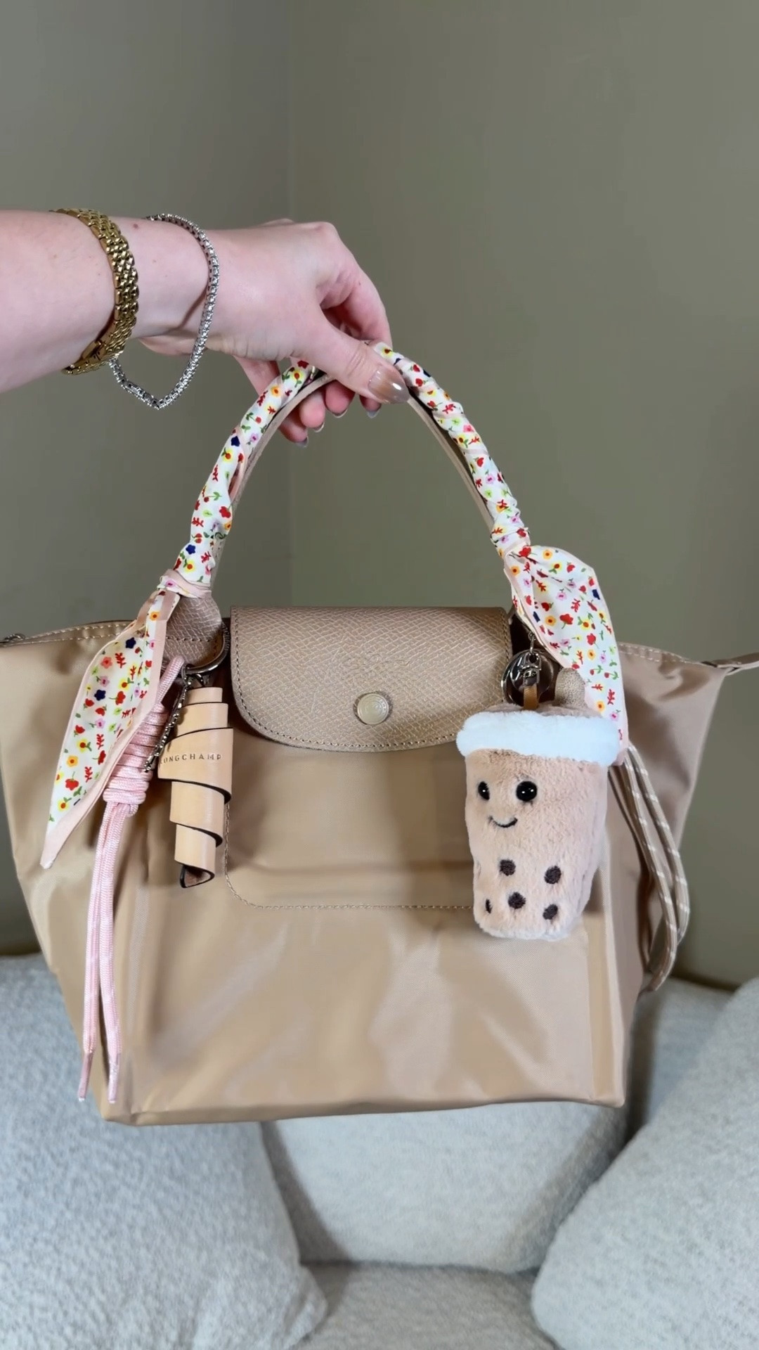 What fits in the new Longchamp Le Pliage One small handbag 💗 Comment SHOP & I’ll dm you the links 💗

Felt bag insert
Small pink zipper pouch
Coach small wallet keychain
Gucci floral travel perfume
Salt and stone hand cream
Claw clip
Purse hanger
Compact light up mirror from Amazon
Touchland hand sanitizer
A regular sized book
Twilly
Longchamp crescent bag charm
Boba plush bag charm