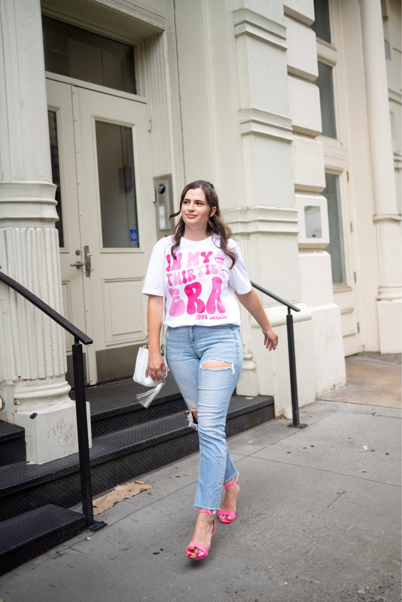 30th birthday outfit! Oversized tee outfit with ripped jeans and heels  
