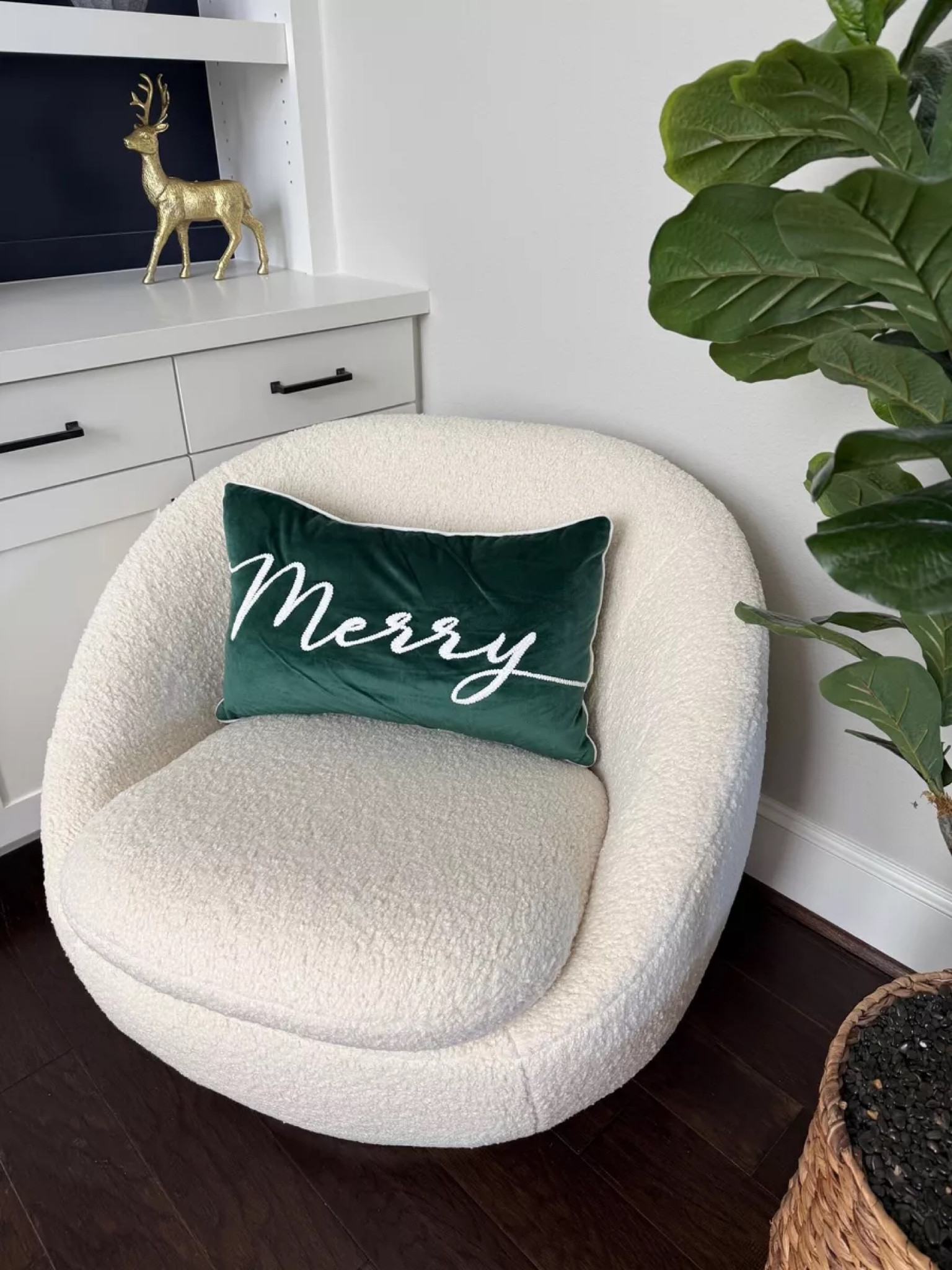 Christmas Home Decor

Christmas  Christmas decor  Christmas pillow  home  home decor  home finds  living room decor  Christmas living room  FitMommingg

#LTKHome #LTKHoliday