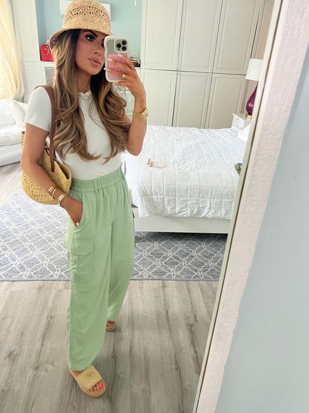 Wearing an XS in pants and S in top!

Spring break fashion, summer fashion, spring fashion, raffia bag, raffia shoes, prada, Walmart fashion, Emily Ann Gemma 

#LTKstyletip