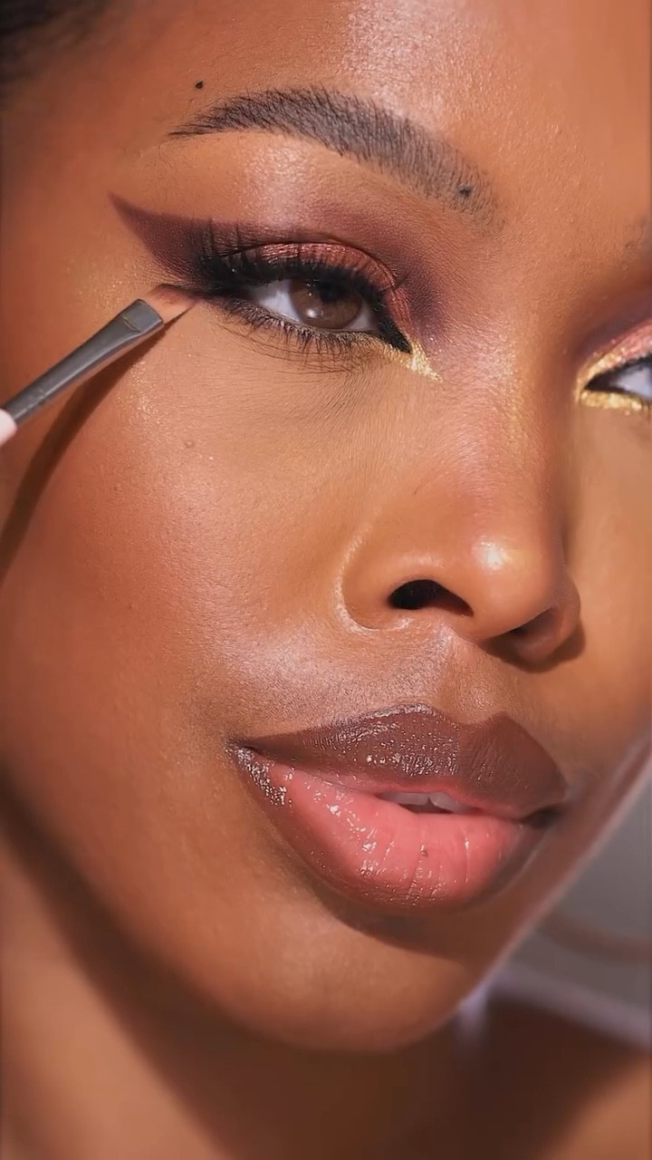 I love the bronzy tones in this collection! 

Here’s an eyeshadow look I created for ColourPop using their Precious metals collection. The eyeshadow palette is a must if you’re into browns and gold tones. I love how versatile the jelly much shadows are, they’re really gorgeous as liners! 

Let me know if you’re picking anything up from this launch 😍

colourpopcosmetics 
•precious metals shadow palette 
•jelly much shadows: that’s so metal set (gold digger) 

 #eyeshadowlook #goldmakeup #bronzeeyeshadow #makeup #eyeliner

#LTKBeauty