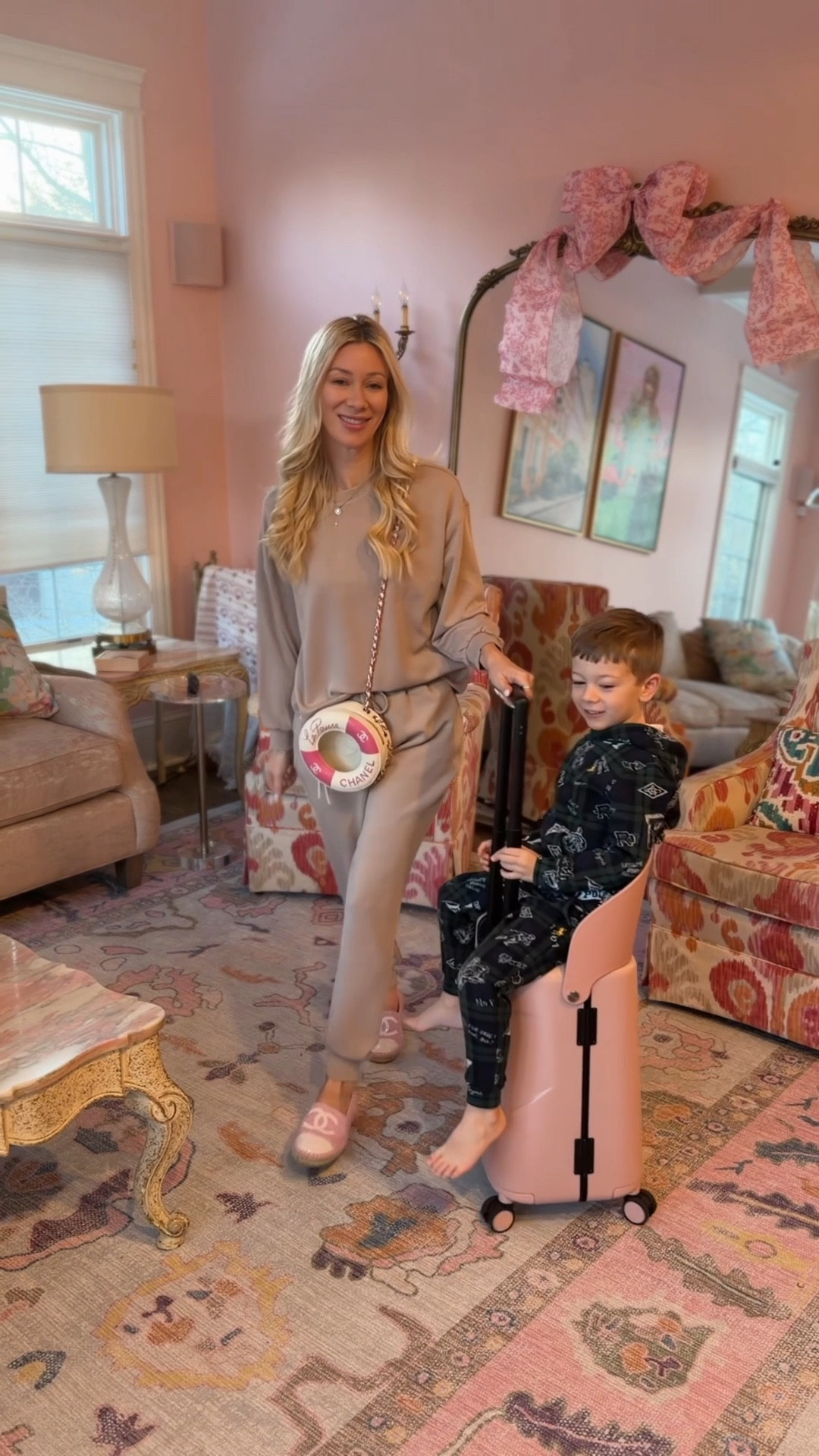 Let's unbox my latest @vivrelle bag and head to warmer temps 🛟👛✈️🌴🎀

Wearing: @shopmarysquare Cloudsilk set 
Carry-on: @miamily_official