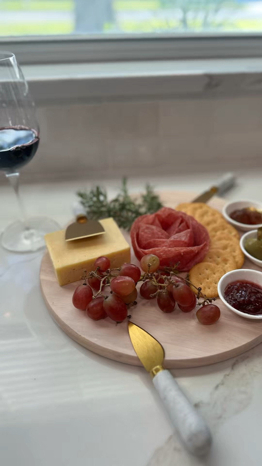 Love this last minute gift idea that arrives before Christmas (and on sale)!🎄 from the @thebambooabode

I love the color on this one but darker options are available. Also obsessed with the marble and gold serveware all included✨

If you comment shop below a quick link will be sent to your DMs!
 
#gifted #charcutterieboard #charcutterieboardonsale #giftsforher #giftsforthehostess #giftsformom #giftsforsister


#LTKSaleAlert #LTKHoliday #LTKFindsUnder50