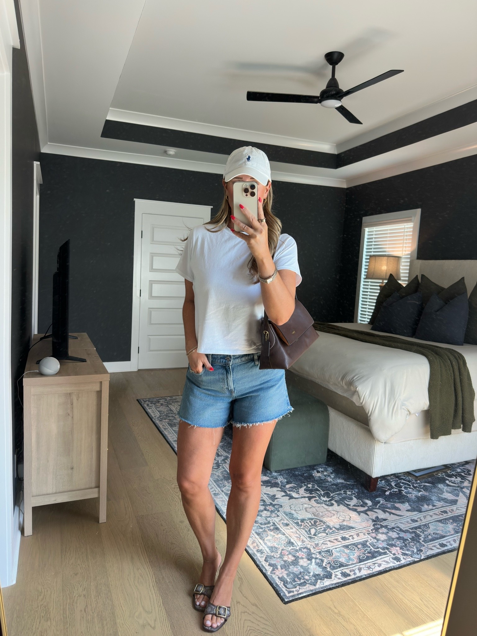 ootd 
5’10” | size 6-8 
tee: size medium 
shorts: 28 
kitten heels: 10

#LTKootd