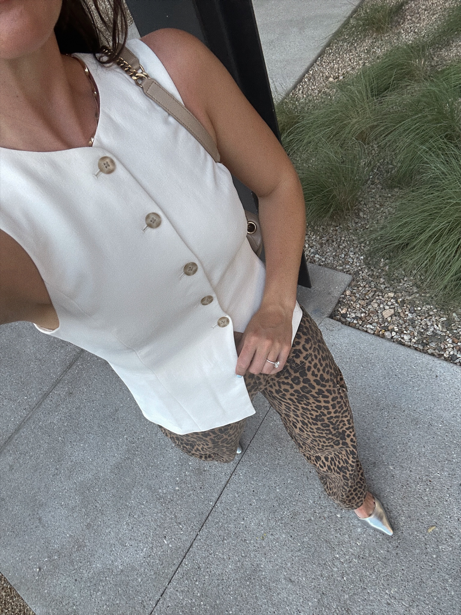 Finally got my hands on this Aritzia Top 🫶🏽 wearing a 4 
Pants are damson madder 