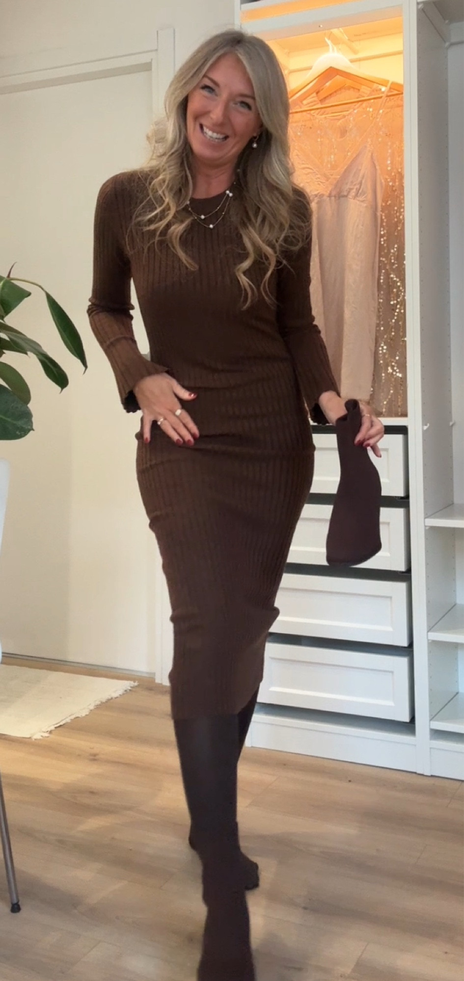 Un outfit dedicato a questi giornate di festa elegante ed essenziale sui toni del cioccolato, così come la tendenza moda di questo momento