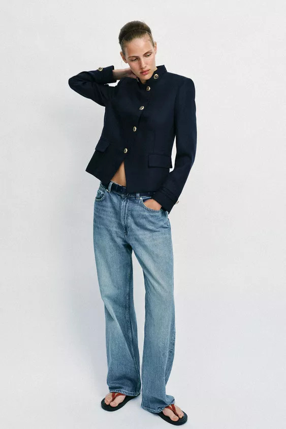 TAILLIERTER BLAZER MIT GOLDENEN KNÖPFEN | Zara DE