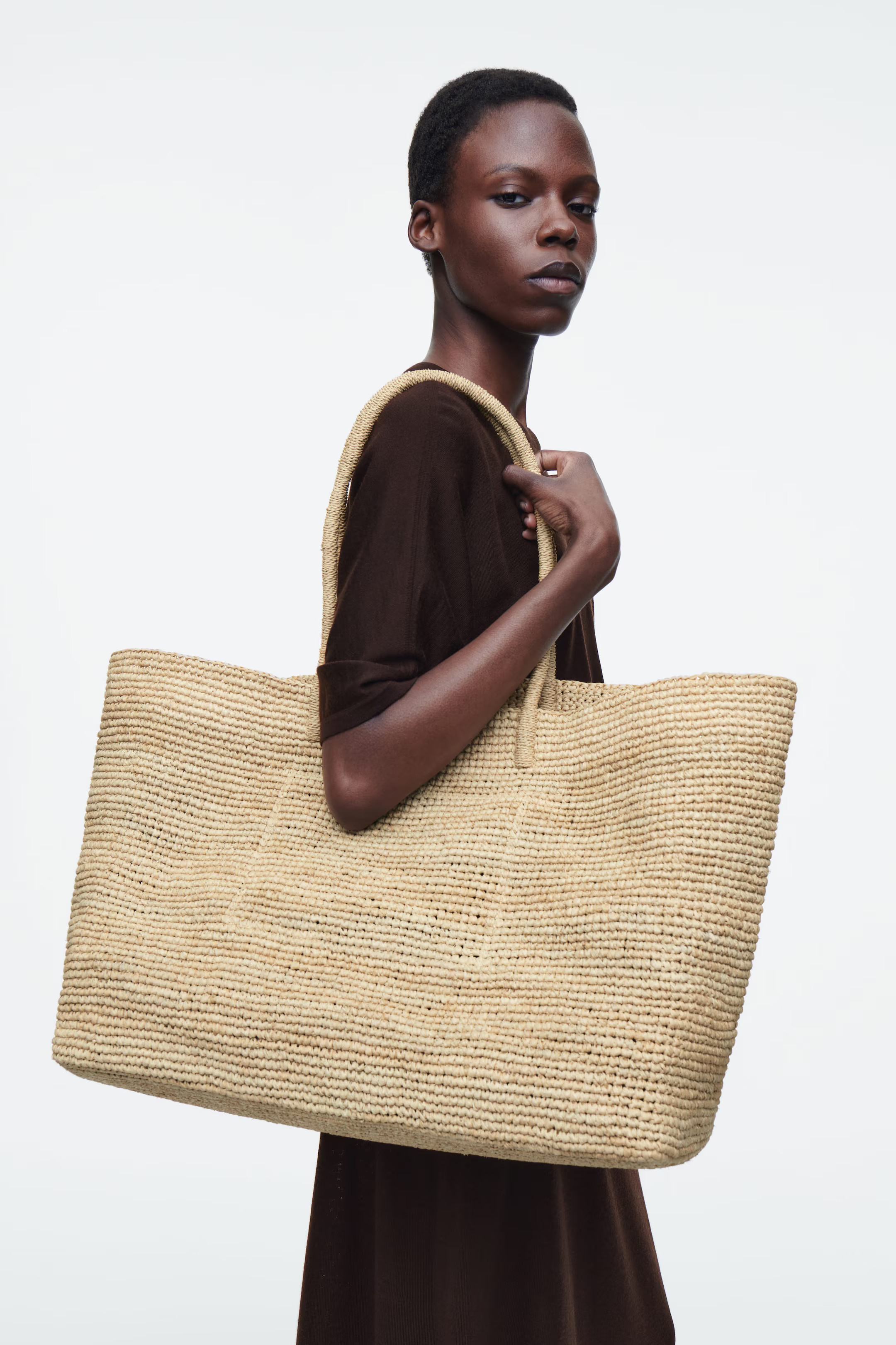 HANDGEWEBTE OVERSIZED-TOTE BAG - BAST - BEIGE | COS (EU)