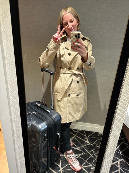Cheers, London! The MVPs are this trench & hard case luggage🇬🇧