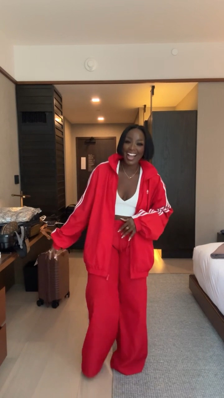 I can’t even tell you how many compliments I got on the Bob and the fit today. Like I said, for the longest, we get dressed for the airport! #Adidas #TravelOutfit #SummerOutfit #AdidasSet

#LTKootd