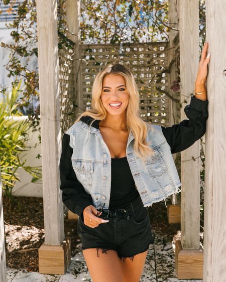 One of my favorite jackets from the Magnolia Spring Shoot! Comfy sweatshirt material on the sleeves and denim on the base. Wearing a size small and it’s true to size 🤍


Spring shopping 
Jacket 
Denim jacket 
Sweatshirt
Trending styles 

#LTKSpringSale #LTKSeasonal #LTKstyletip