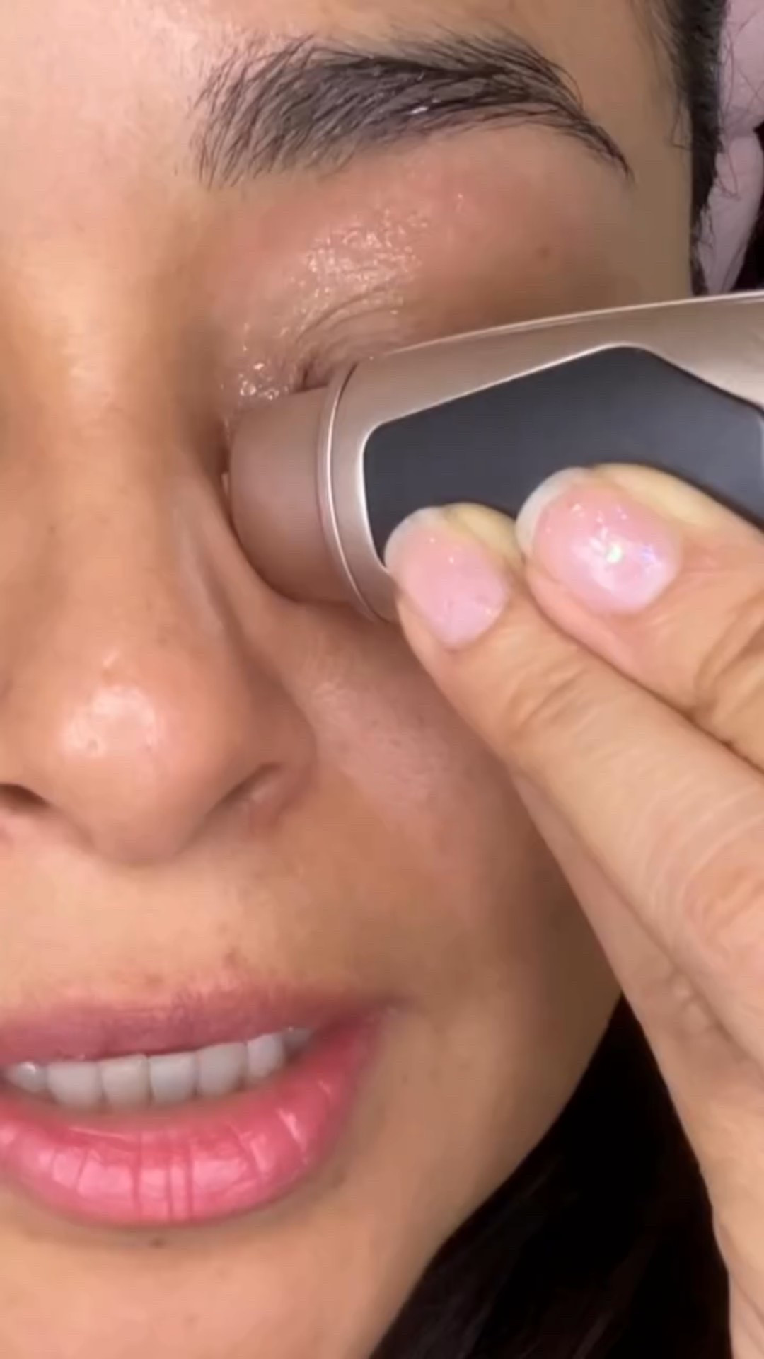 No saben lo que este Dispositivo  hizo por mi mirada 👀💫
En solo 7 aplicaciones  noté menos bolsas, menos ojeras y una piel más firme.
Lo mejor: lo uso solo 10 minutos al día y desde casa 💆‍♀️
De verdad… si buscan resultados reales, prueben el LUMIN 4 en 1 de @theinia_official 
Les dejo mi link con descuento 
Cupón de descuento laura5gh
https://theinia.com/products/inia-lumin?ref=Laura5gh20

#INIA #INIABeauty #INIALUMIN #INIAReview #INIAMicrocurrent #skincare #FaceLiftingDevice #antiaging #AtHomeBeauty #GlowUpRoutine