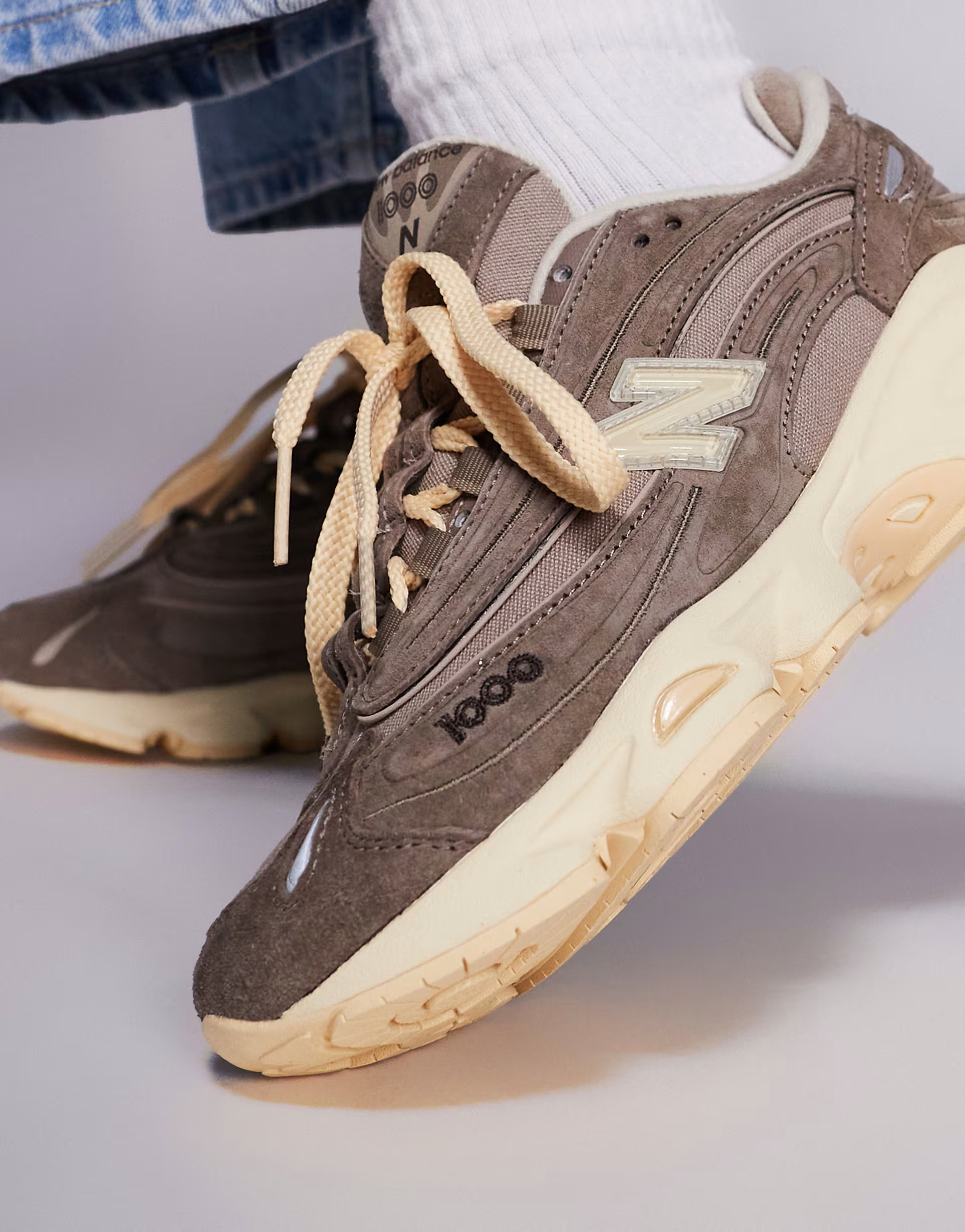 New Balance M1000 unisex trainers in brown | ASOS (Global)