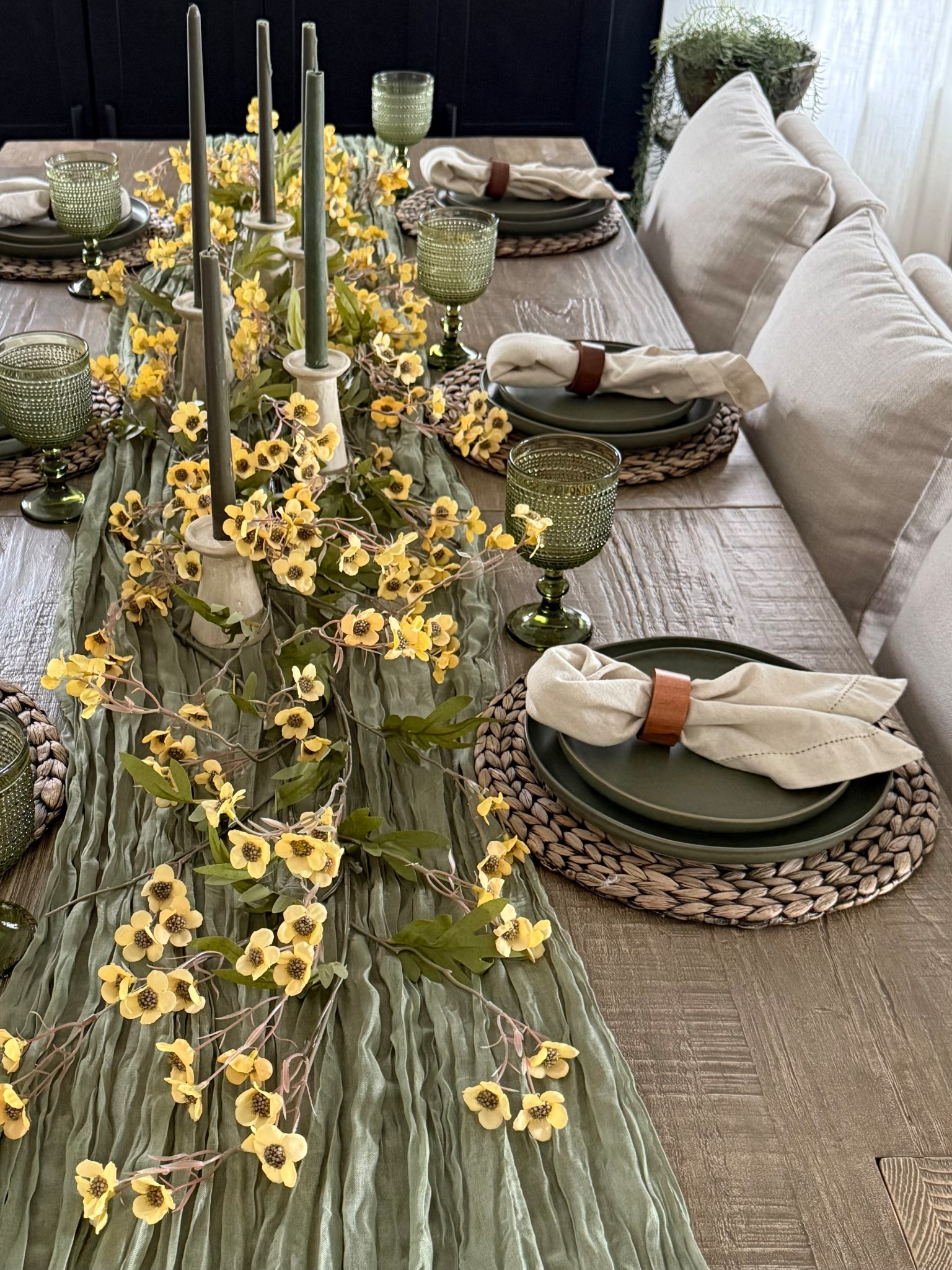 Spring tablescape✨✨
Runner with wildflowers…looks so cute! 
Easter dinner table 