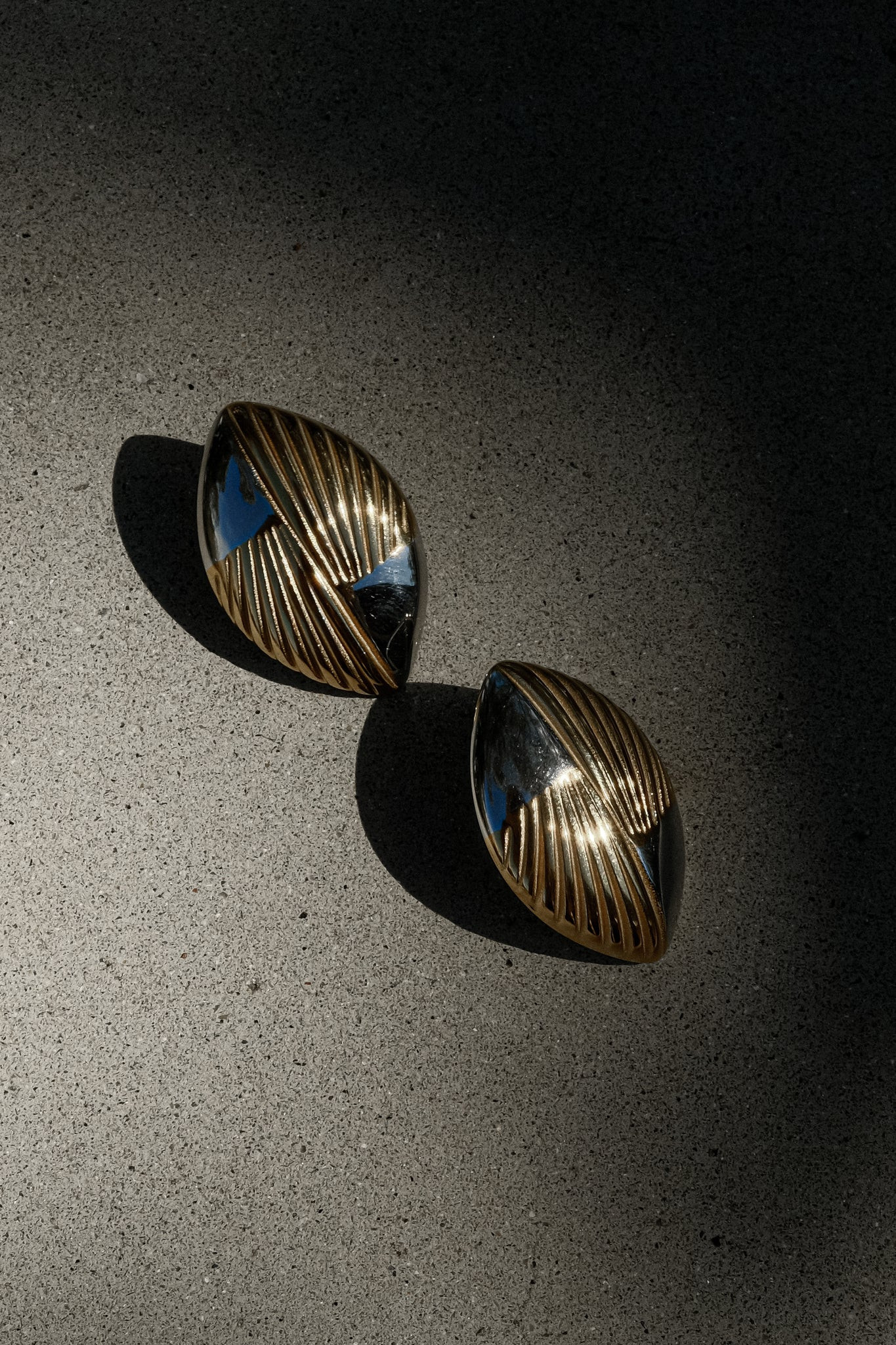 Mixed Metal Oval Earrings - Gold | MESHKI US
