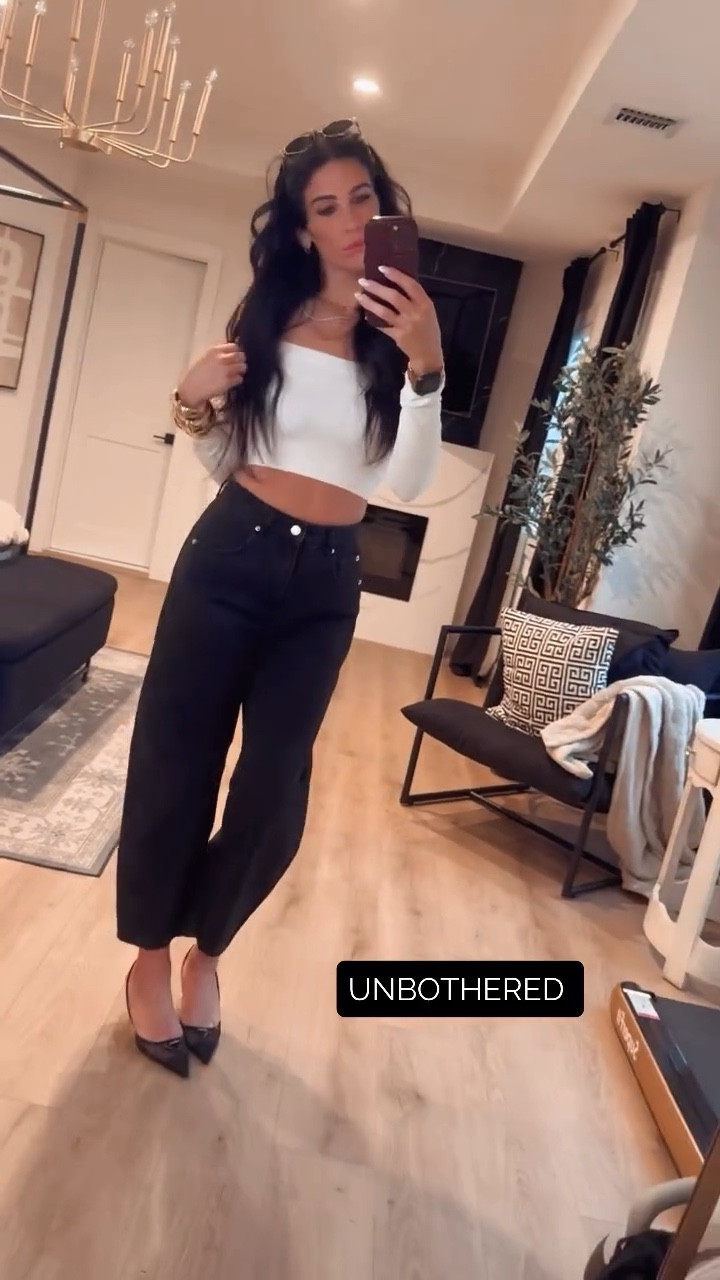 You’re next date night fit!!!! #singlemom
MUST HAVES:  high rise barrel jeans and a cropped top 🖤🖤🖤 links of everything will be in my LTK highligh or comment “SHOP” and I will send you 🔗 
#unbothered #ootd #ltk #style